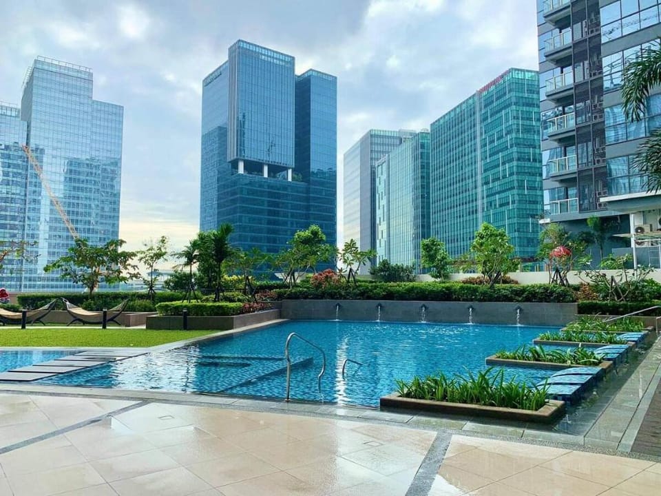 Bright and cozy 1 BR executive unit in Uptown BGC Apartment in Makati