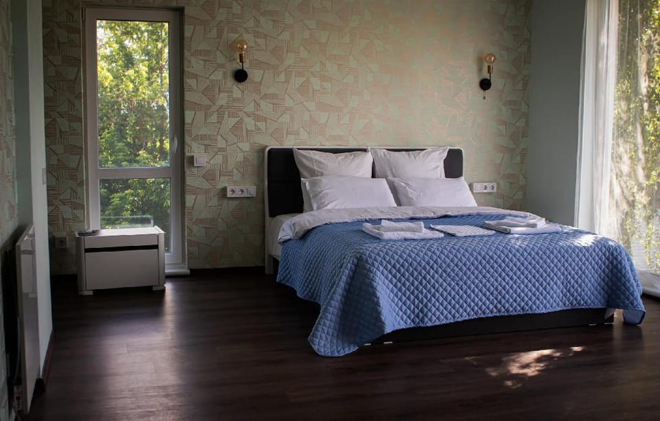 Deluxe Queen, next door to Nature Park  Apartment in Ukraine