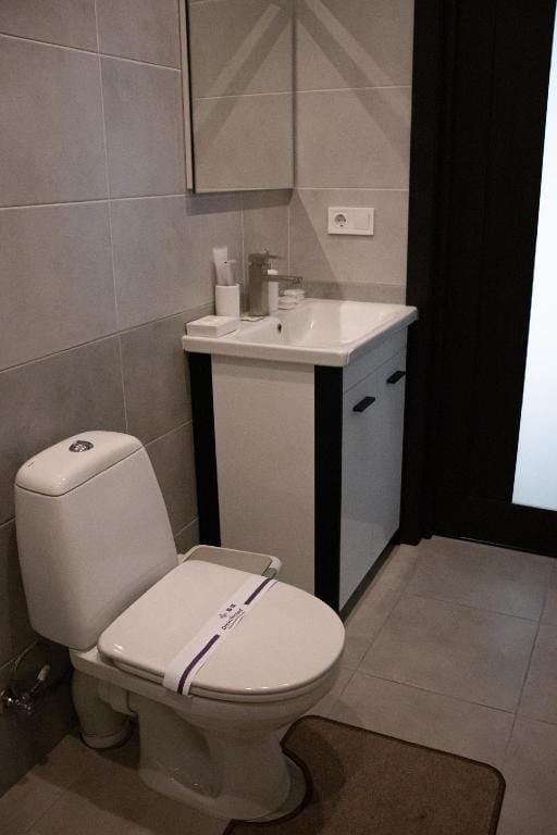 Deluxe Queen, next door to Nature Park  Apartment in Ukraine