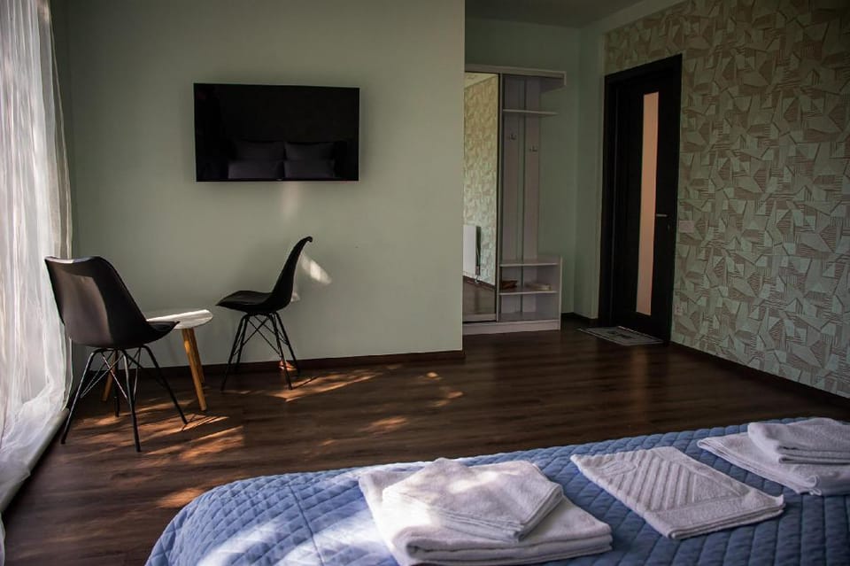 Deluxe Queen, next door to Nature Park  Apartment in Ukraine
