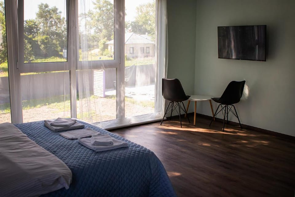 Deluxe Queen, next door to Nature Park Apartment in Ukraine