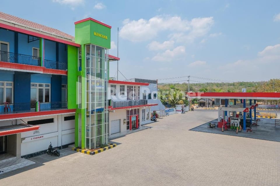 Grand Kencana Guesthouse Syariah near Wisata Bahari Lamongan Mitra RedDoorz Hotel in East Java