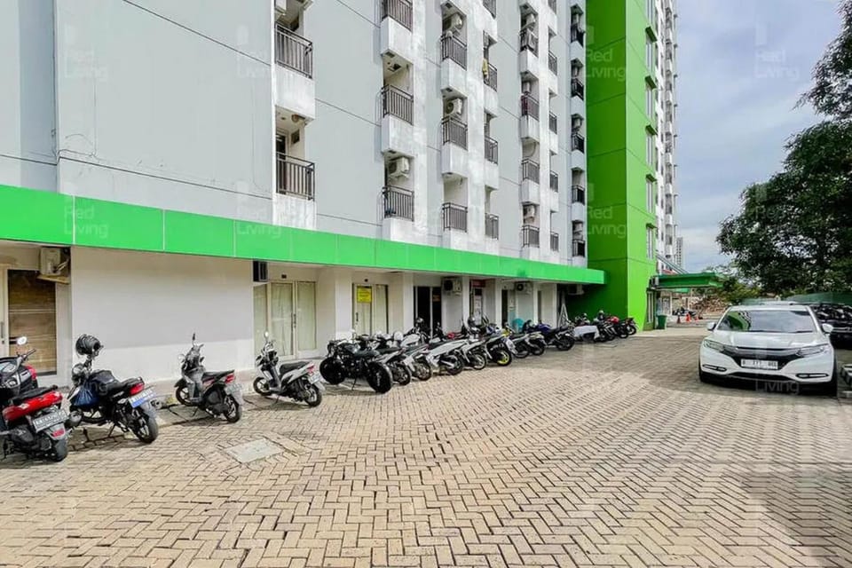 RedLiving Apartemen Green Lake View Ciputat - Hanna Property Tower B Hotel in South Jakarta City