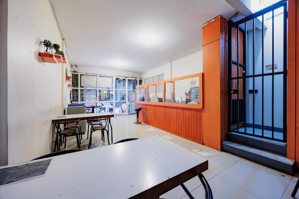 Hotel C18 @ Cibaduyut Mitra RedDoorz Hotel in Bandung