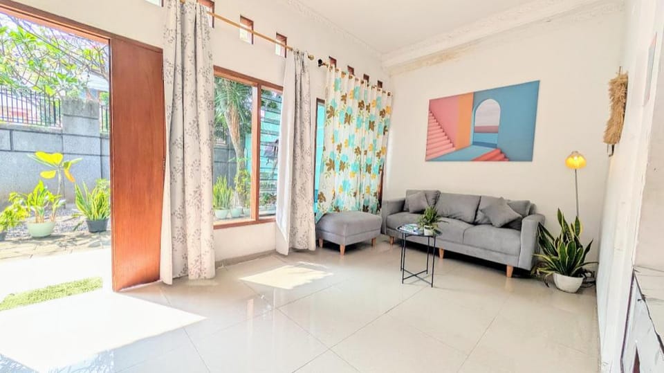 Homey Guesthouse Kertajaya - Syariah Bed and Breakfast in Surabaya