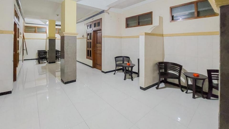 Hotel Shinta 2 near Alun Alun Kertosono Mitra RedDoorz Hotel in East Java