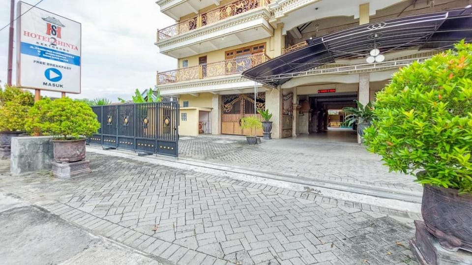 Hotel Shinta 2 near Alun Alun Kertosono Mitra RedDoorz Hotel in East Java