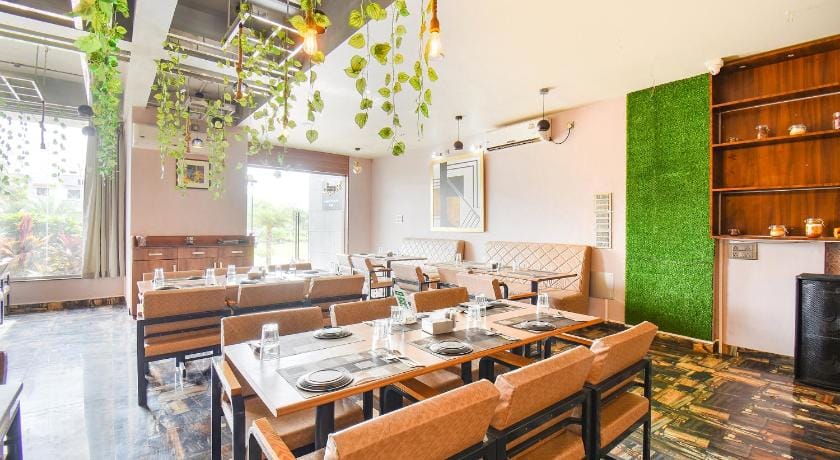 Townhouse OAK Hotel Rajmudra Hotel in Maharashtra