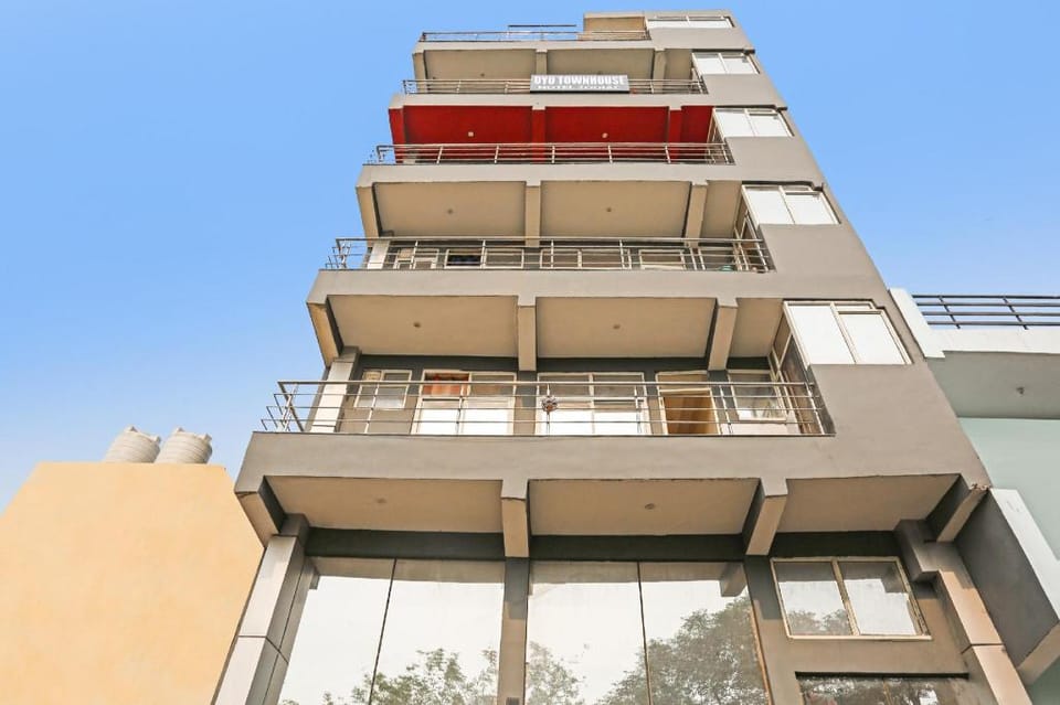 Townhouse Zodiac Near Botanic Garden of Indian Republic Hotel in Noida