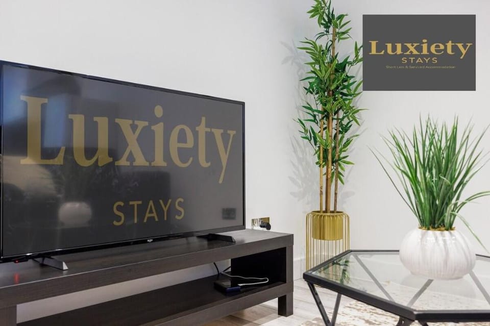 Modern 1BR By Luxiety Stays Short Lets & Serviced Accommodation Southend on sea - City Centre, Nr the beach, High St & Adventure Island Apartment in Southend-on-Sea
