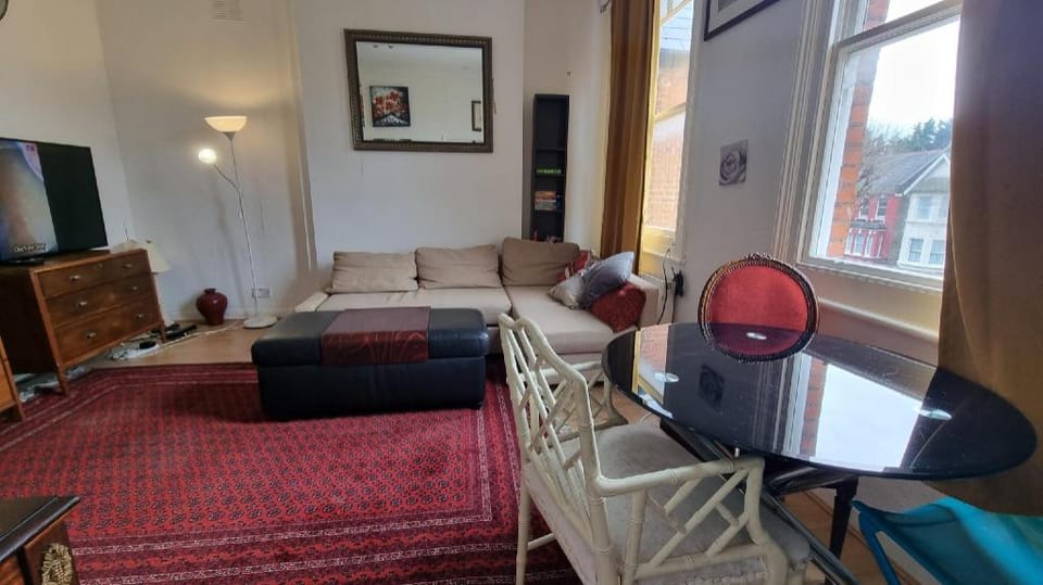 Extra Large One Bedroom Flat with Parking Bed and Breakfast in London