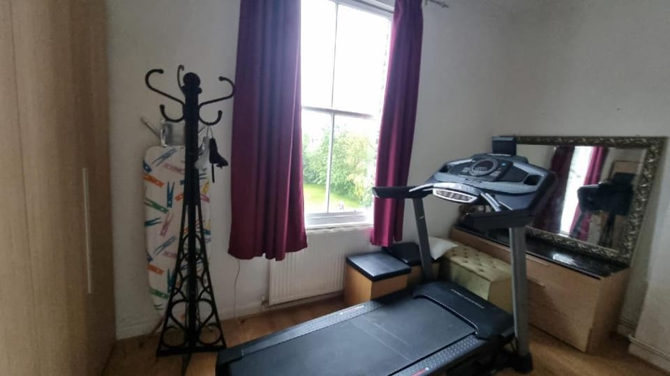 Extra Large One Bedroom Flat with Parking Bed and Breakfast in London