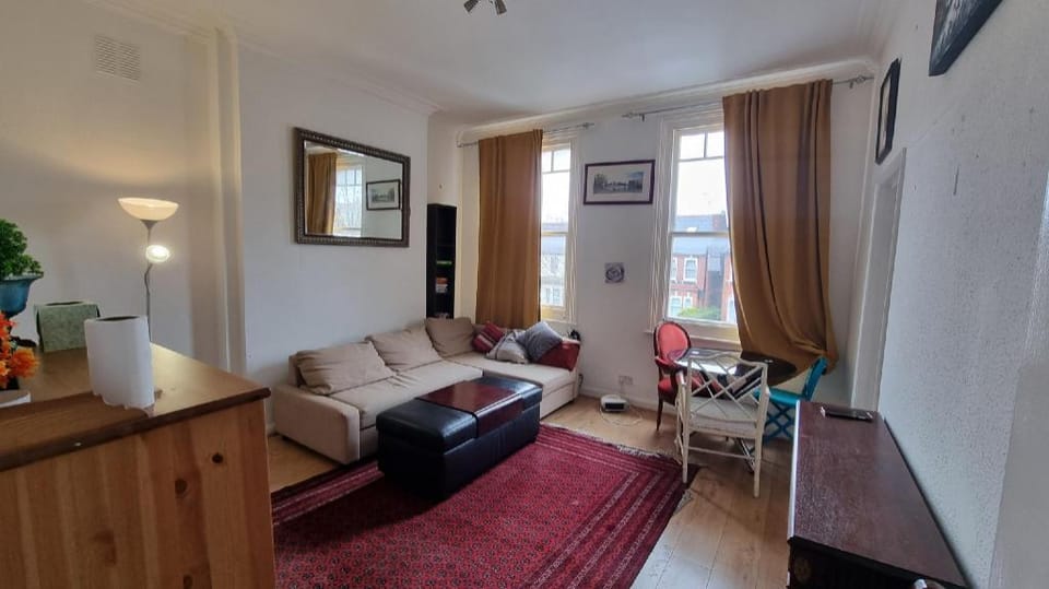 Extra Large One Bedroom Flat with Parking Bed and Breakfast in London