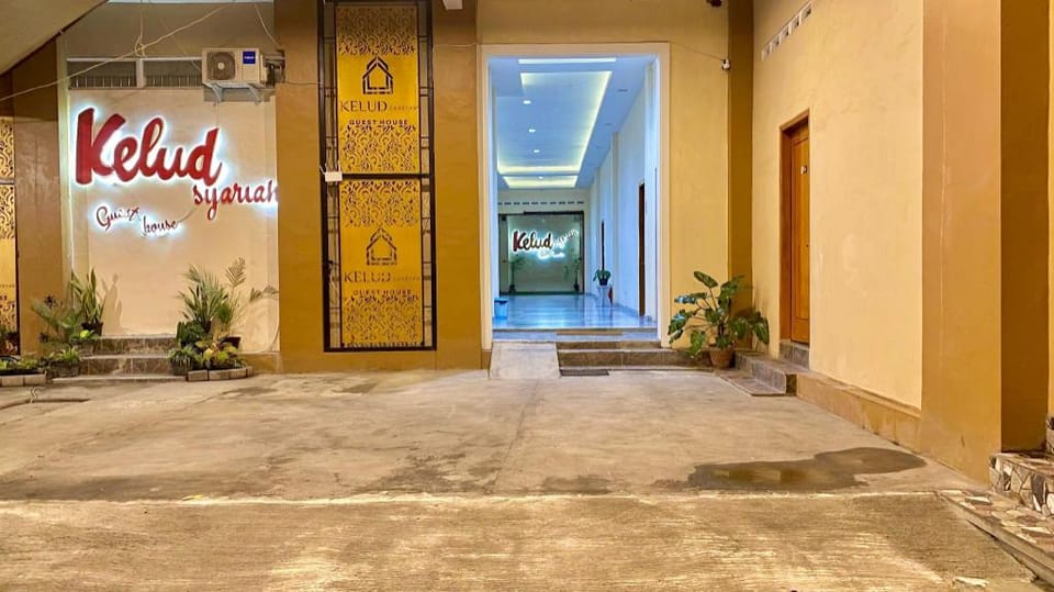 Al-Kiswah Syariah Guest House Bed and Breakfast in East Java