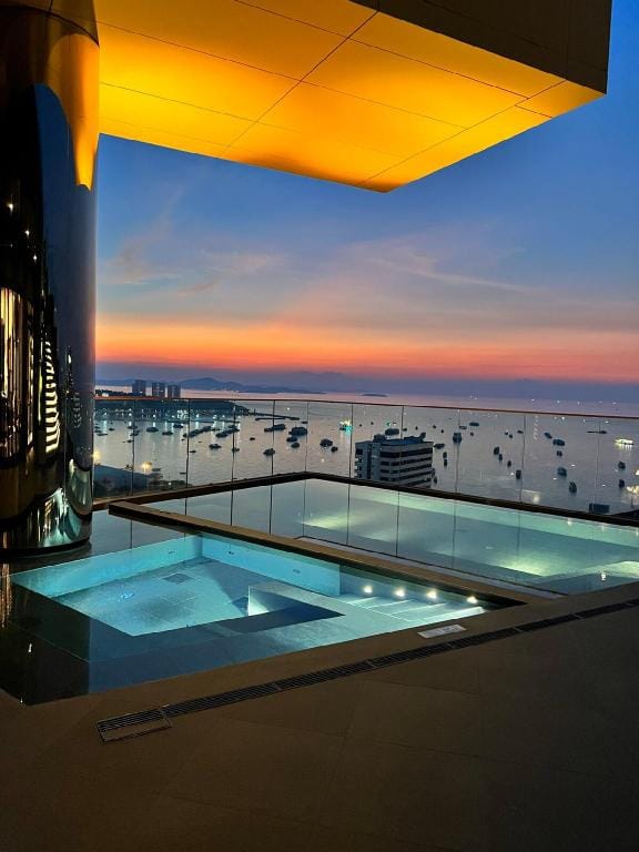 Luxury Condo perfect for Romantic Weekend Gateway Apartment in Pattaya City