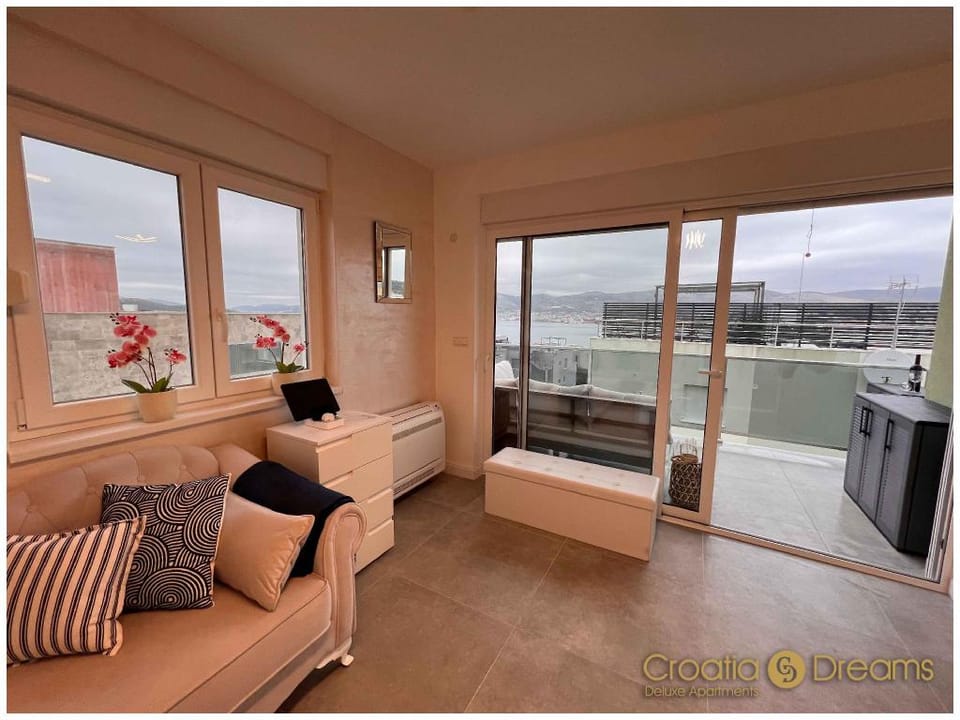 Oceanview Deluxe penthouse apartment with 89m2 living space 90m2 roof terrace Apartment in Okrug Gornji