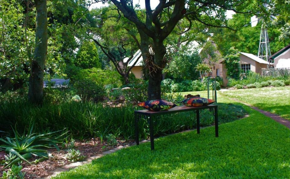 Charming Yellowwood cottage for 2 people in spacious garden Vacation rental in Roodepoort