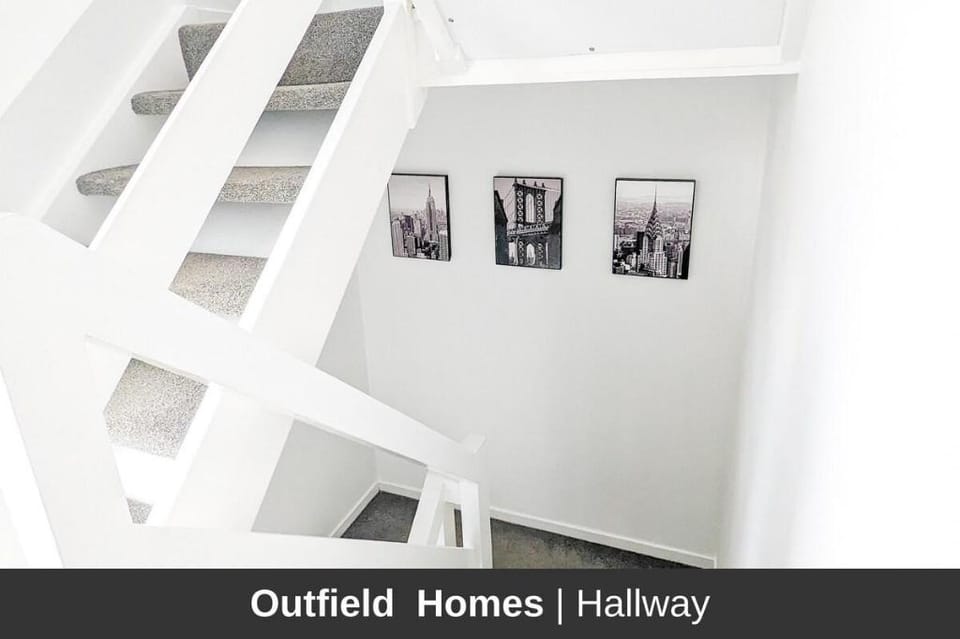 Near City Hospital ★5 Bedrooms ★ 5-10 beds ★  Vacation rental in England