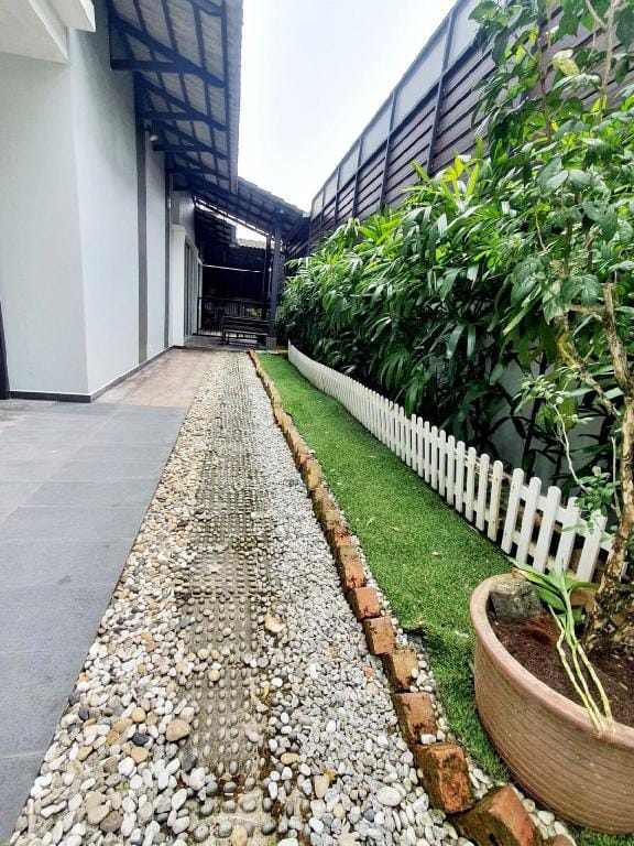 GARDEN COZY2STOREY HOME 4ROOM 10PAX@NEAR ALMAJUSCO Vacation rental in Penang