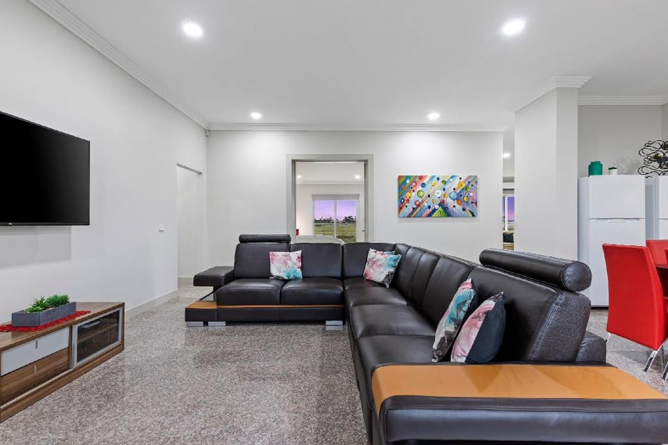 Modern 5 Bdrm House near Melb Airport, Sleep 10  Vacation rental in Diggers Rest