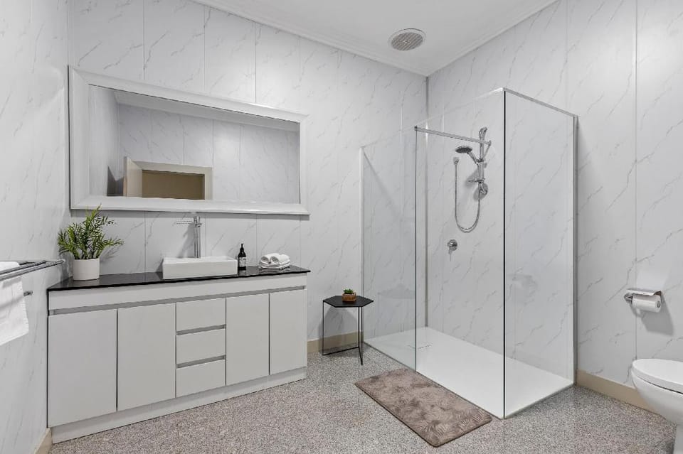 Modern 5 Bdrm House near Melb Airport, Sleep 10  Vacation rental in Diggers Rest