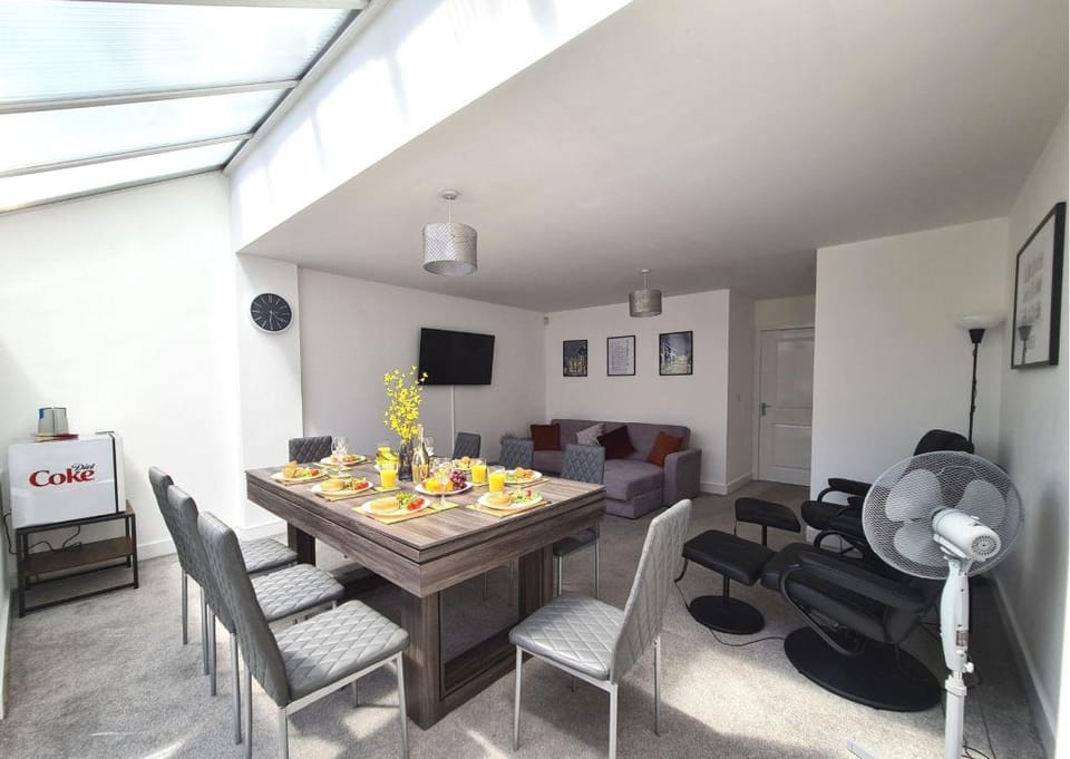 Stylish 4 Bedrooms ★ Pool Table ★ WiFi ★ Netflix★ Vacation rental in Huntingdonshire District