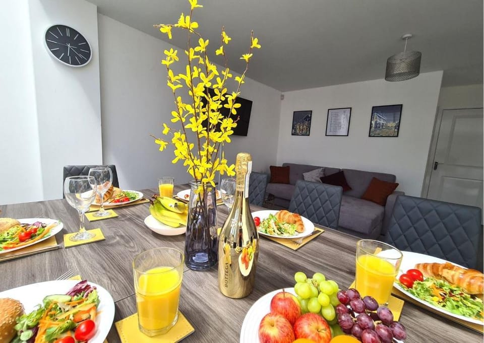 Stylish 4 Bedrooms ★ Pool Table ★ WiFi ★ Netflix★ Vacation rental in Huntingdonshire District