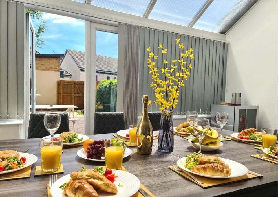 Stylish 4 Bedrooms ★ Pool Table ★ WiFi ★ Netflix★ Vacation rental in Huntingdonshire District
