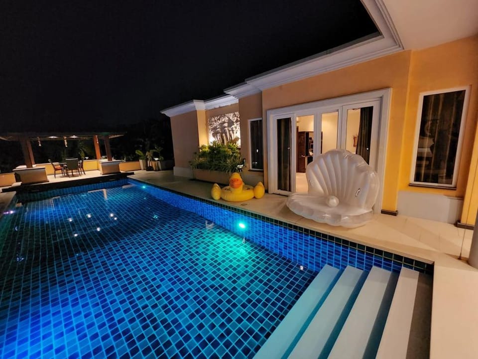 Sanook-Luxury Pool Villa BBQ, Karaoke, Pool Table  Villa in Pattaya City