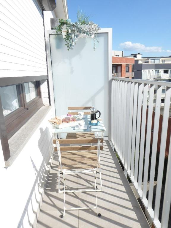 Sea view, Luxurious T3 gar, The Noordzee at your doorstep, 2-6baby in Ostend Center Apartment in Ostend