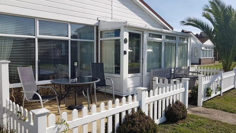 Cosy 2 bedroom private bungalow. - SAT changeover. Vacation rental in Eastbourne