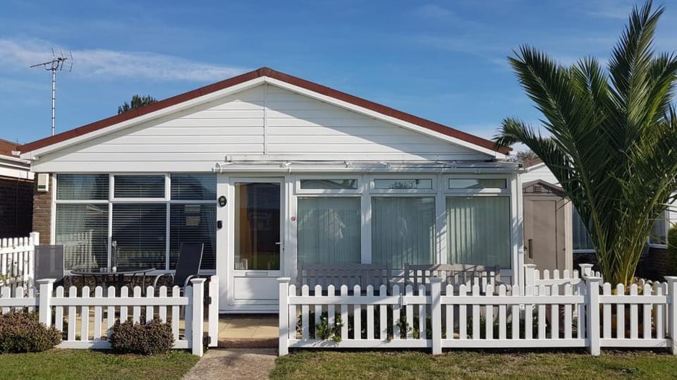 Cosy 2 bedroom private bungalow. - SAT changeover. Vacation rental in Eastbourne