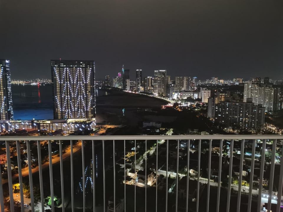 LM HomeyA Coastline View Family Suite#EV Charger Apartment in Tanjung Bungah