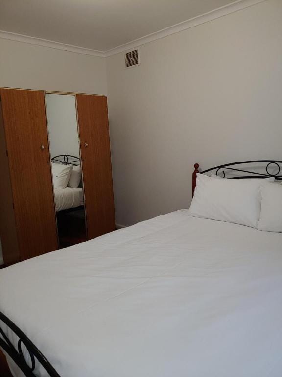 Spacious & Bright 4 Bedroom Family House & Garden Vacation rental in Wantirna South