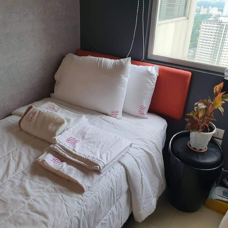 DOUBLE SINGLE BED Apartment in Mandaluyong