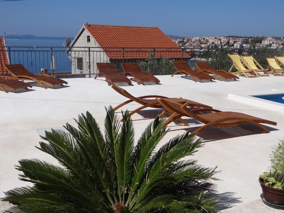 Heated swimming pool, stunning sea view terrace a6 Apartment in Okrug Gornji