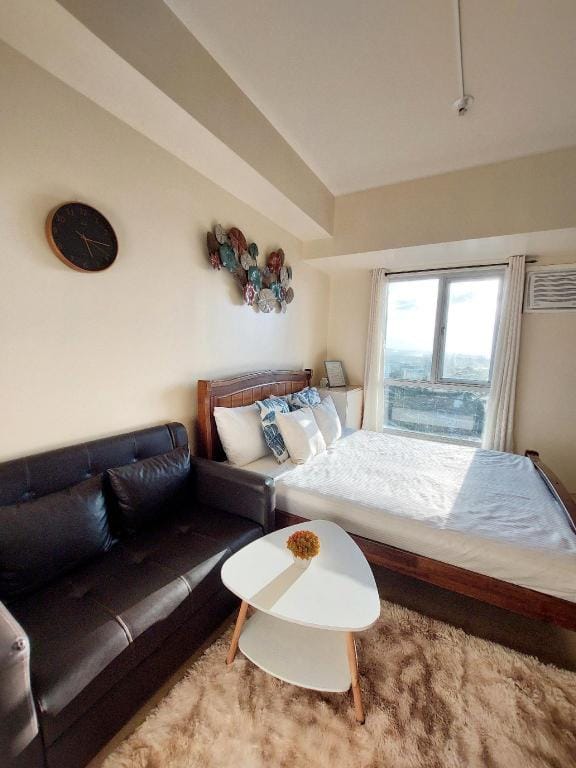 Queen Size Bed at the ?Heart of the City Apartment in Cagayan de Oro