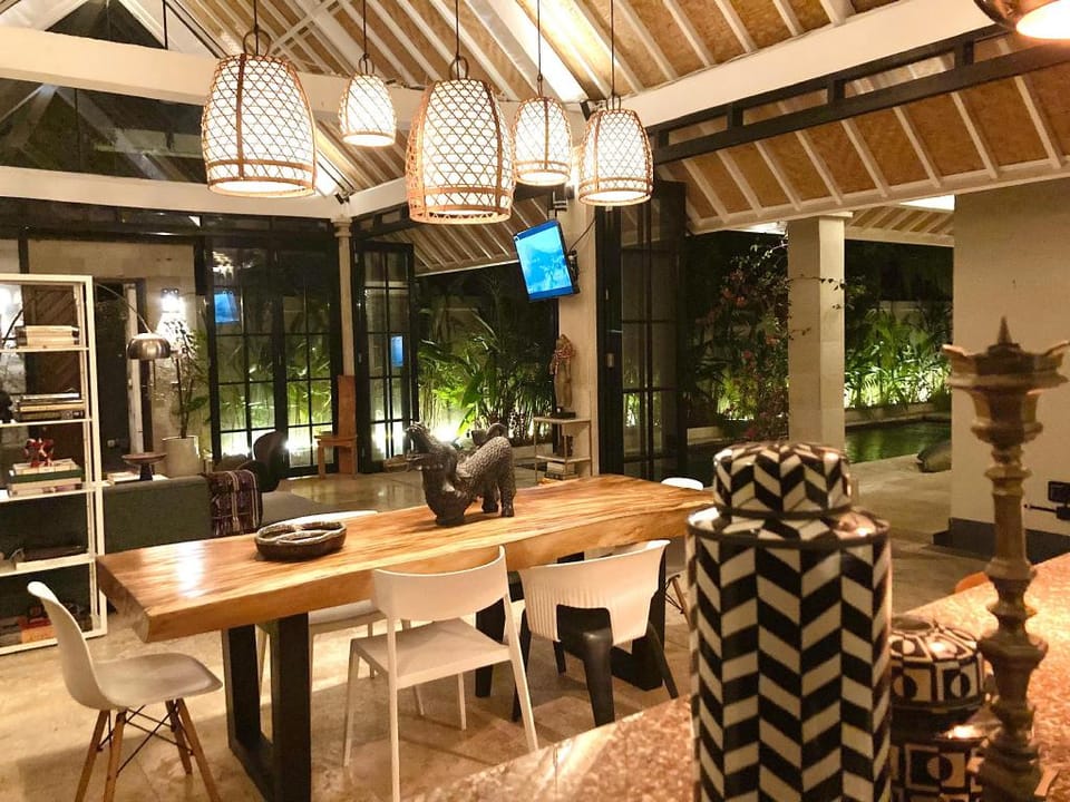 Modern , art-design 3 BR villa & pool in Seminak Villa in North Kuta