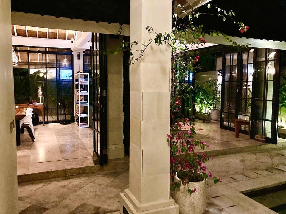 Modern , art-design 3 BR villa & pool in Seminak Villa in North Kuta