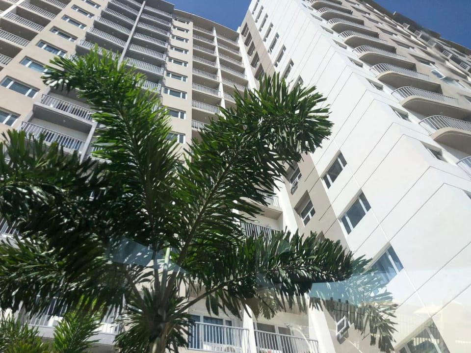 Pool view 1br condo @ SM Southmall Apartment in Las Pinas