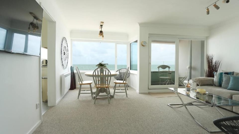 Tides - Beach front apartment in Bracklesham Bay Apartment in Chichester District