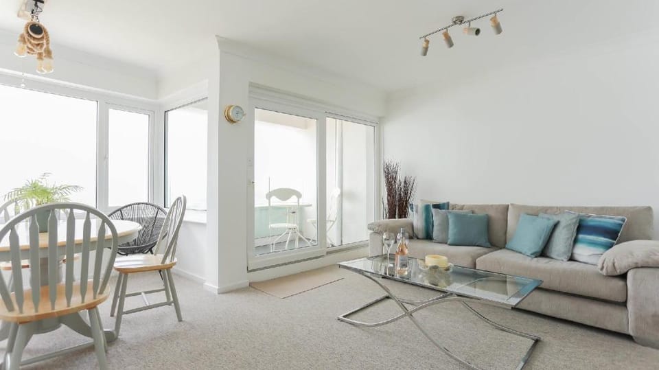 Tides - Beach front apartment in Bracklesham Bay Apartment in Chichester District