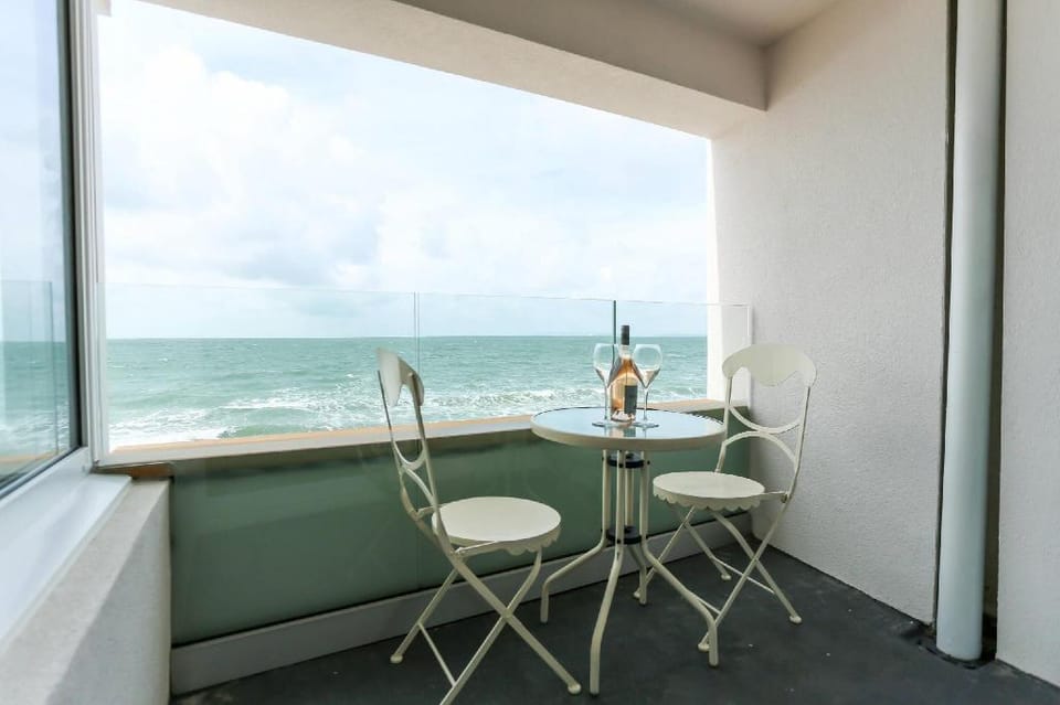 Tides - Beach front apartment in Bracklesham Bay Apartment in Chichester District