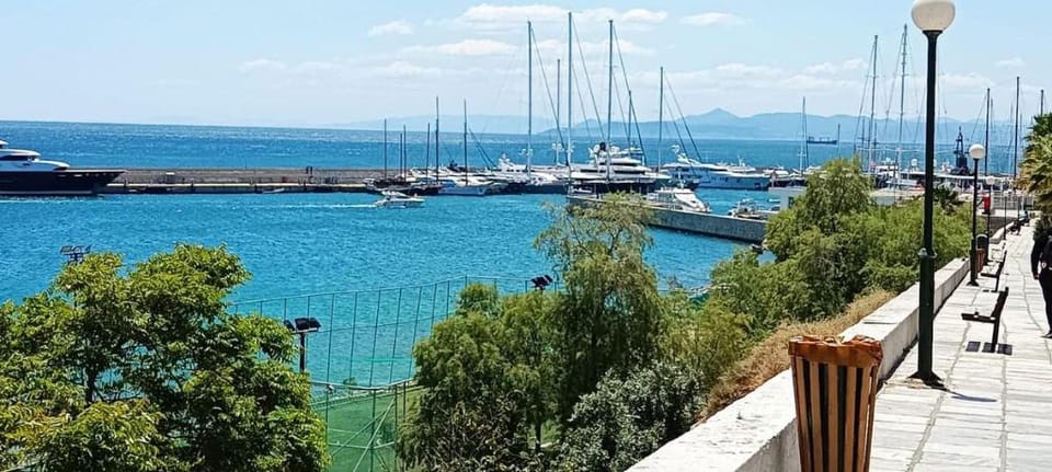 Lovely two-bedroom apartment 5 min from the beach. Apartment in Pireas