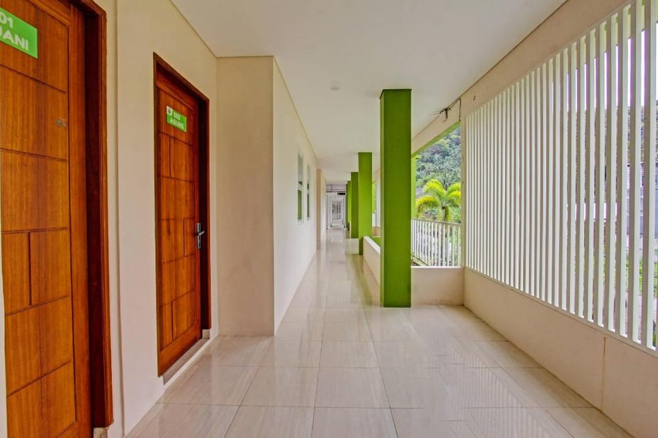 Capital O 91384 Rintaka Residence Hotel in Batu Layar