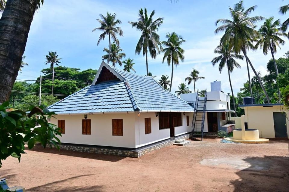 Cheerfull 4 Bedroom Home with free parking Vacation rental in Kerala