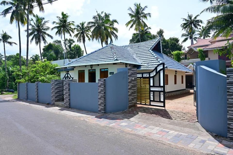 Cheerfull 4 Bedroom Home with free parking Vacation rental in Kerala
