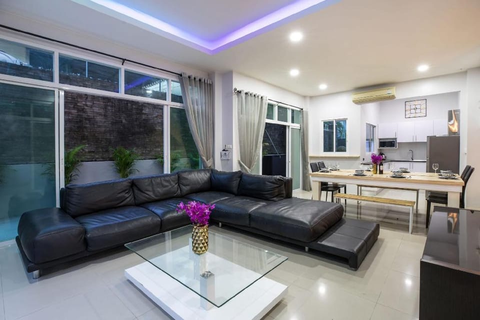 Private 3BR Pool Villa Sarah near NaiHarn Villa in Rawai