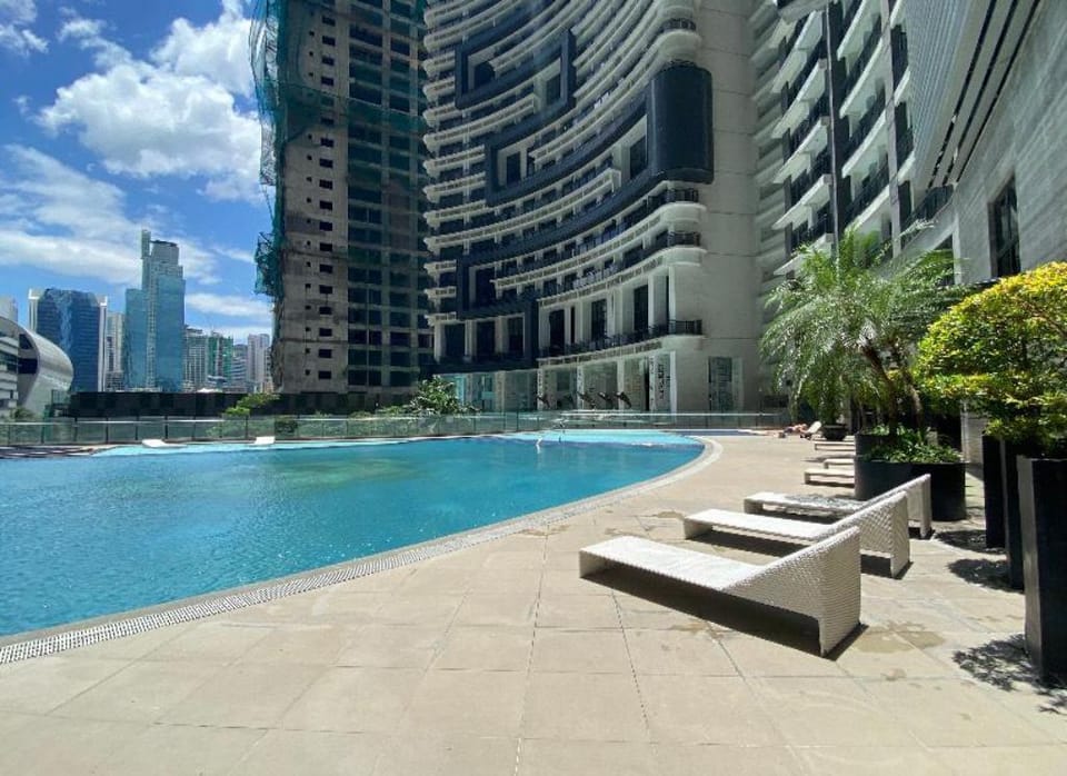 The Queen's Condo @ Knightsbridge in Makati Apartment in Mandaluyong