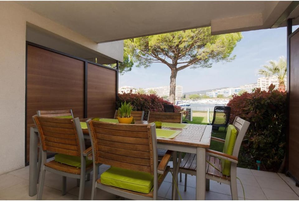 Luxurious two bedroom garden apartment with stunning Cannes Marina views Apartment in Mandelieu-La Napoule